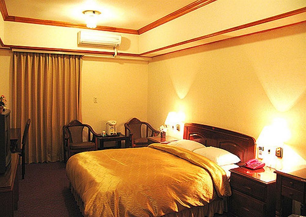 Sin Fu Business Hotel Taichung Exterior foto